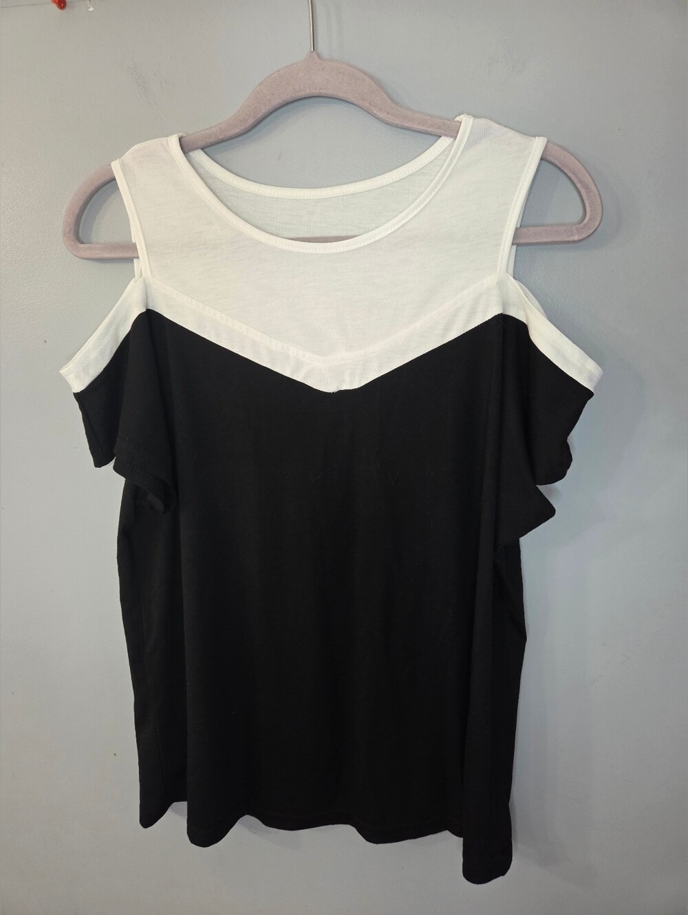 Black And White Cold Shoulder Top No Size Tag Womens Top Casual Classic